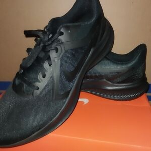 Brand New Men's Nike Downshifter 10 NWT